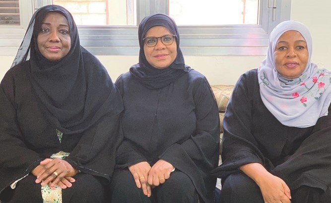 شمسة عباس تتوسط زوجة سفير بنين وزوجة سفير تنزانيا باللجنة﻿