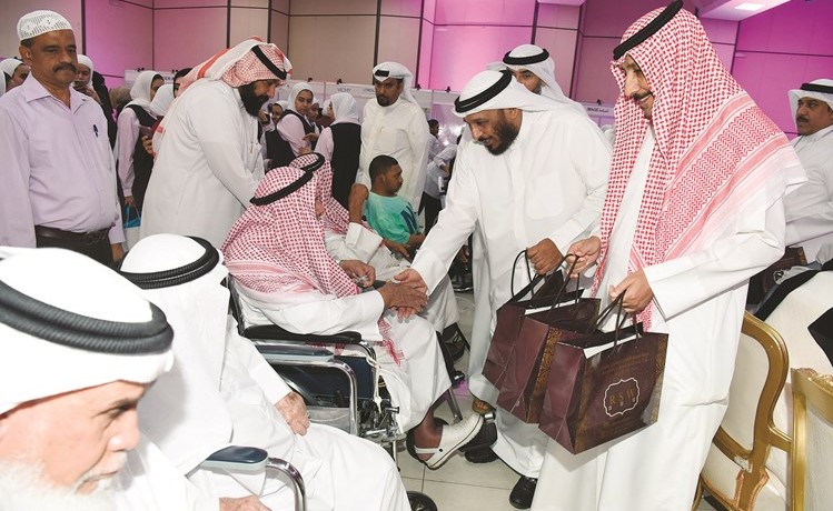 سعد الخراز يوزع الهدايا على المسنين﻿