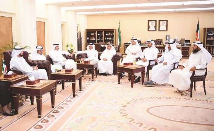 الرئيس الغانم خلال اللقاء ويبدو حمد الهرشاني وعلام الكندري﻿