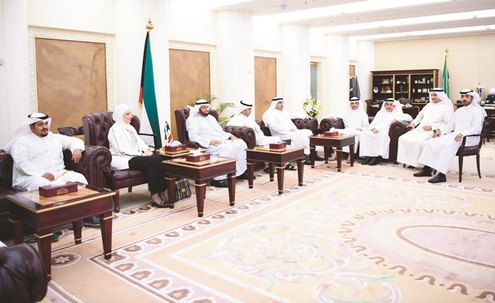 رئيس مجلس الأمة مرزوق الغانم خلال استقباله رئيس المجلس البلدي أسامة العتيبي وعددا من أعضاء المجلس﻿