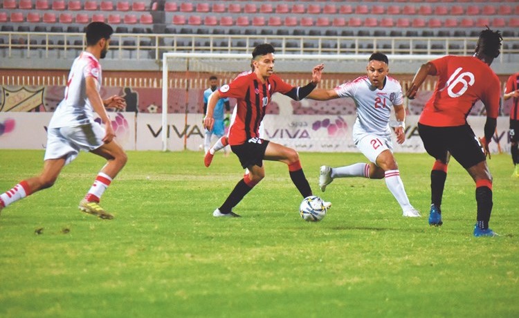 لاعب خيطان طلال الأنصاري يحاول المرور من مدافعي الصليبخات 	(محمد هنداوي) ﻿