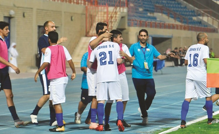 صالح الجنفاوي يشارك اللاعبين فرحة تسجيل الهدف الثاني 	(قاسم باشا)﻿
