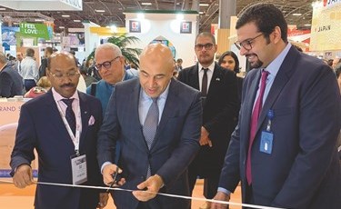 سفيرنا لدى فرنسا سامي السليمان خلال افتتاح الجناح في المعرض	(كونا)﻿