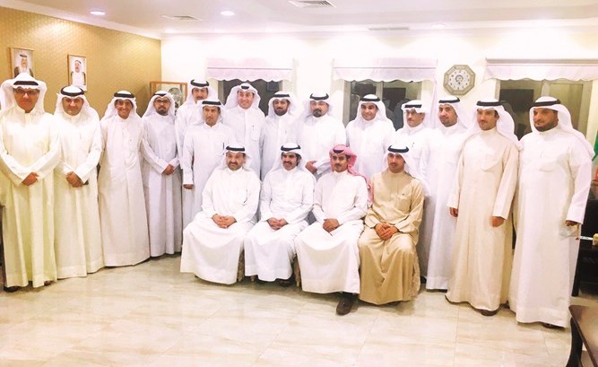 الشيخ يوسف العبد الله يقدم التهاني لأحمد عقلة العنزي وأعضاء الاتحاد الجديد بحضور رئيس اتحاد العاملين بالقطاع الحكومي حسين السبيل وعدد من الحضور﻿