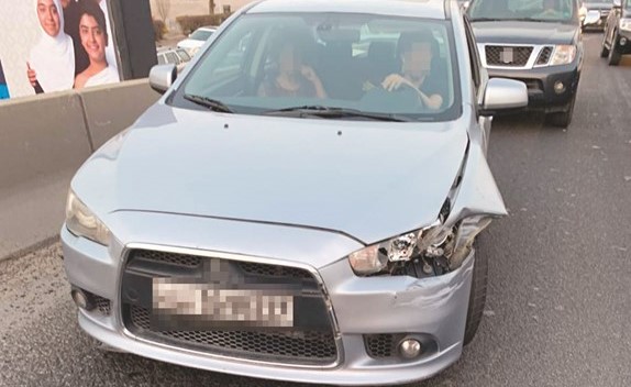 المركبة بعد توقيفها من قبل الضابط ويبدو الوافدان بداخلها﻿