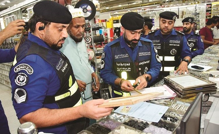 جانب من حملة إدارة الوقاية على كراجات ومخازن ومحلات في الشويخ الصناعية﻿