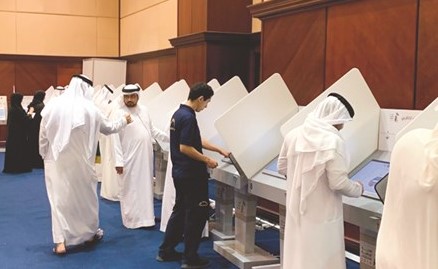 إقبال كثيف على التصويت المبكر لانتخابات المجلس الوطني الاتحادي في مركز عجمان امس	(وام) ﻿
