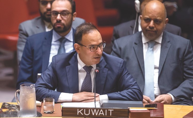 السفير منصور العتيبي خلال الجلسة﻿