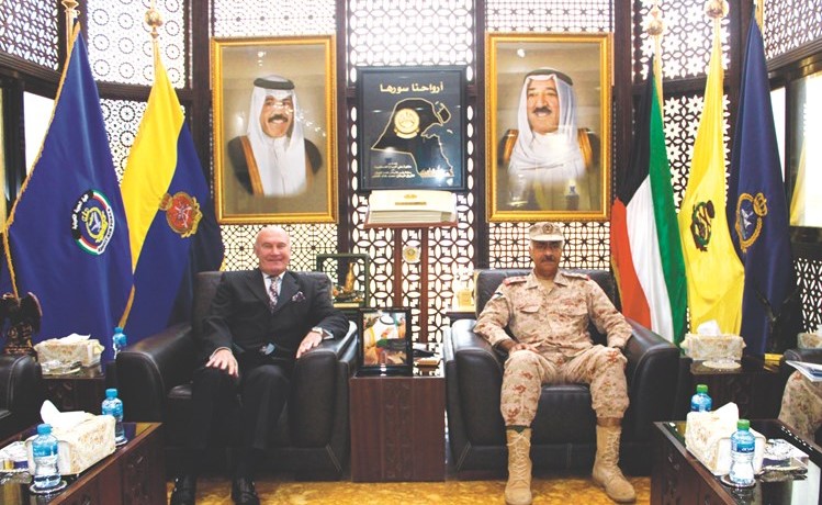 الفريق الركن محمد الخضر مستقبلا السفير الصربي ﻿