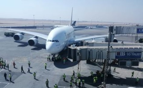 بالفيديو.. أكبر طائرة ركاب فى العالم تهبط فى مطار القاهرة قادمة من دبى