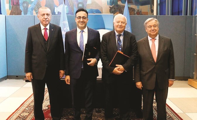 الرئيس التركي رجب طيب أردوغان والأمين العام للأمم المتحدة أنطونيو غوتيريس مع محمد إلكر أيجي وميغيل أنخيل موراتينوس بعد التوقيع على المشروع﻿