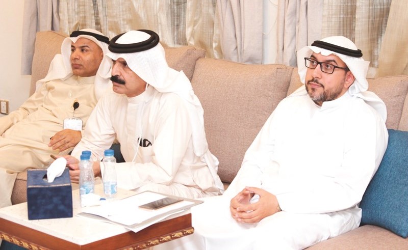 أسامة الشاهين خلال مشاركته في الندوة﻿