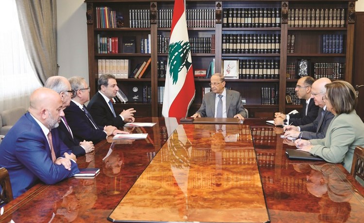 الرئيس العماد ميشال عون خلال استقباله وزير الصناعة وائل ابو فاعور مع وفد من اعضاء جمعية الصناعيين برئاسة د.فادي الجميل(محمود الطويل)﻿