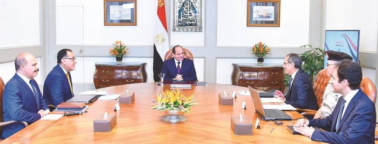 جانب من اجتماع الرئيس عبدالفتاح السيسي مع رئيس الوزراء ووزير الاتصالات وتكنولوجيا المعلومات ومدير إدارة النظم والمعلومات للقوات المسلحة﻿