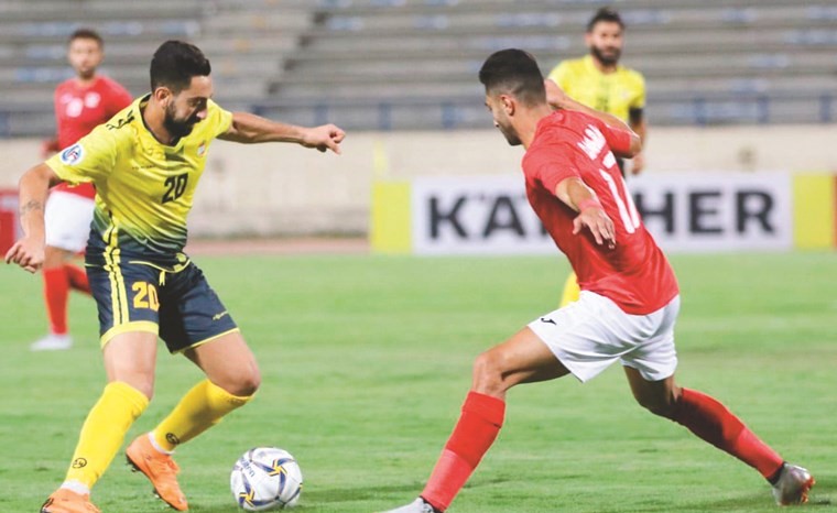 لاعب العهد ربيع عطايا يحاول المرور من مدافع الجزيرة﻿
