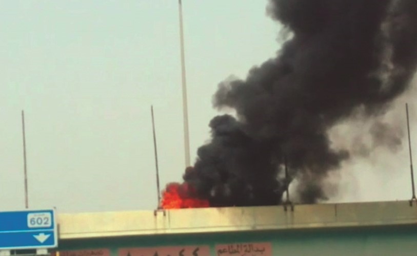 حريق مركبة الرقعي وقد خلف سحبا دخانية كثيفة﻿