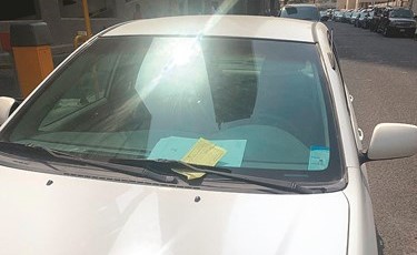 احدى المركبات وقد وضعت المخالفة على زجاجها الأمامي﻿
