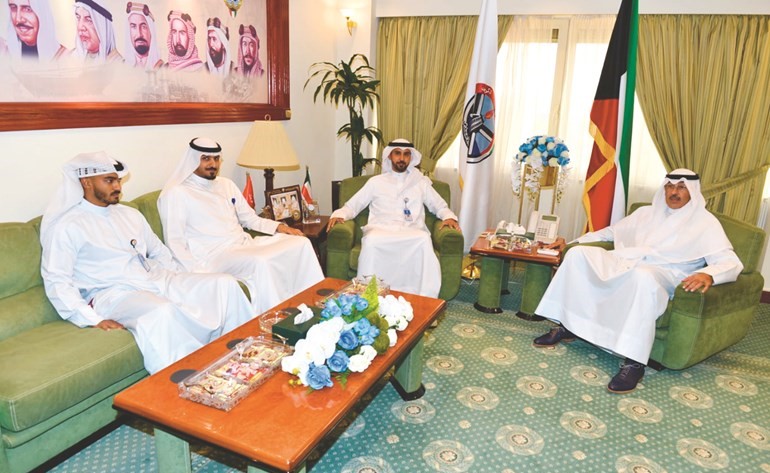 الشيخ فواز الخالد مستقبلا ممثلي جمعية المعلمين﻿