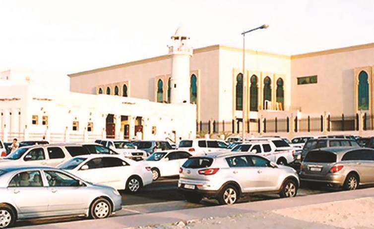 استغلال مواقف سيارات المساجد اعتداء عليها