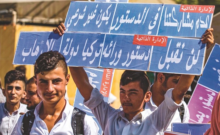 أكراد سوريونيتظاهرون أمام مقر الأمم المتحدة في القامشلي احتجاجا على اللجنة الدستوريةا ف ب﻿