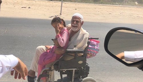 صورة بألف معنى.. سعودي يرافق ابنته للمدرسة بكرسي متحرك