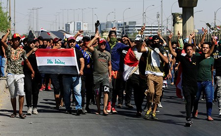 عشرات القتلى والجرحى في العراق وسط انتفاضة تجتاح البلاد