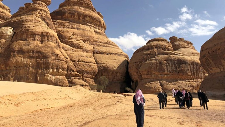 "السياحة السعودية" تسمح بإسكان المرأة في الفنادق دون محرم