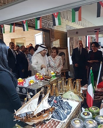السفير الديحاني خلال مشاركته في البازار المخصص ريعه لصالح مشاريع وبرامج لرعاية الأطفال الأيتام 