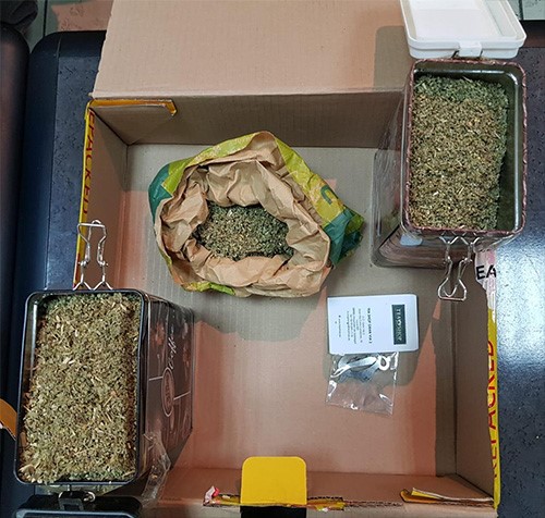 "الجمارك": ضبط 3 كيلو من الحشيش والكميكال في طردين بالشحن الجوي