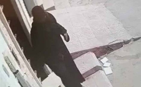 بالفيديو .. هروب خادمة يكاد يتسبب بقتل رضيع في السعودية.. ورجوع شقيقه من الروضة يُنقذ الموقف