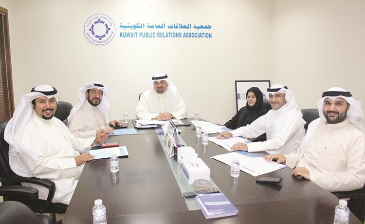 جمال النصر الله وأعضاء مجلس إدارة جمعية العلاقات العامة الكويتية خلال الاجتماع﻿