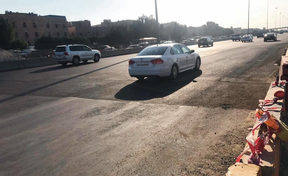 حركة السير على الدائري السادس تعود إلى طبيعتها بعد إصلاح الهبوط الأرضي نتيجة تمرير خط صرف بين جانبي الطريق