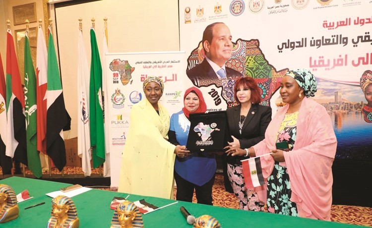 الزميلة ناهد إمام تتسلم تكريم الأنباء﻿