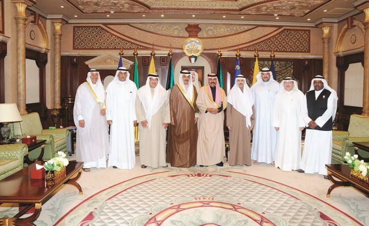 سمو ولي العهد مستقبلا رئيس نادي الرماية دعيج العتيبي وأعضاء مجلس الإدارة﻿