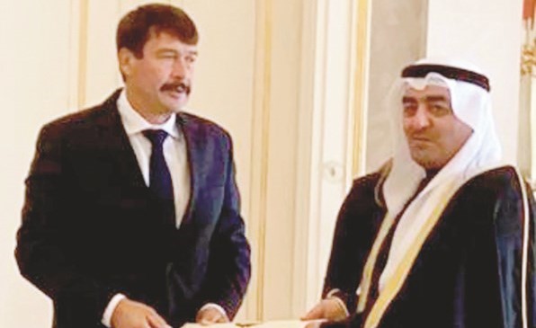 السفير سعد العسعوسي خلال تقديم أوراق اعتماده﻿