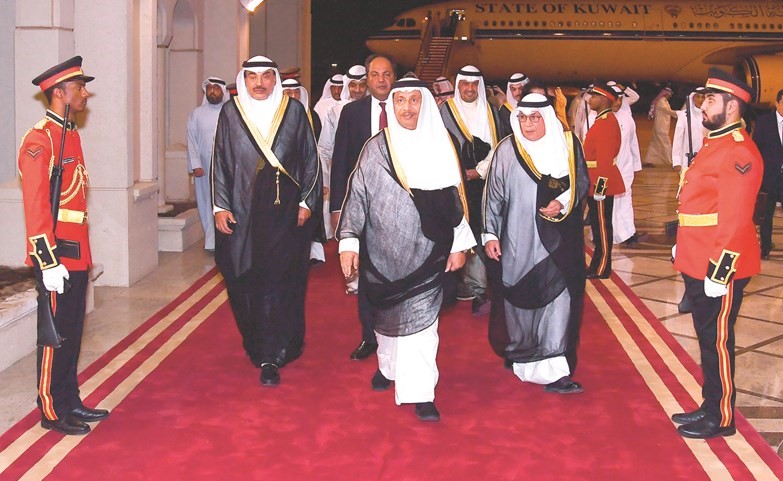 سمو الشيخ جابر المبارك لدى وصوله إلى البلاد وفي استقباله الشيخ صباح الخالد والشيخ خالد الجراح وأنس الصالح﻿