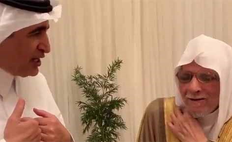بالفيديو.. وزير سعودي سابق يلتقي معلمه في الابتدائية ويقبل يده في حفل زواج نجله