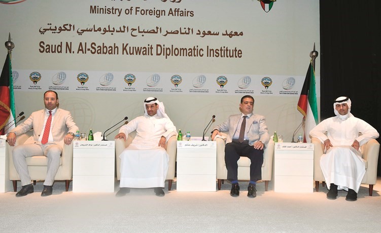 المتحدثون في الندوة﻿