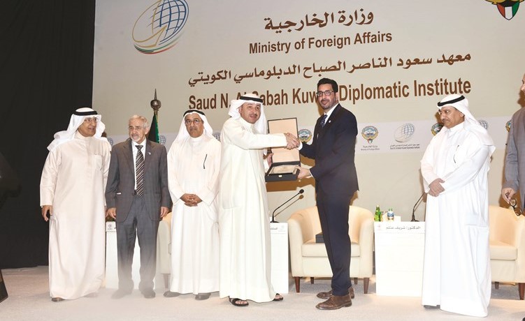 السفير ناصر الهين مكرما عمر عودة بحضور د.هلال الساير والسفير عبدالعزيز الشارخ والمستشار عادل العيسى والمستشار عويد الثويمر(متين غوزال)﻿