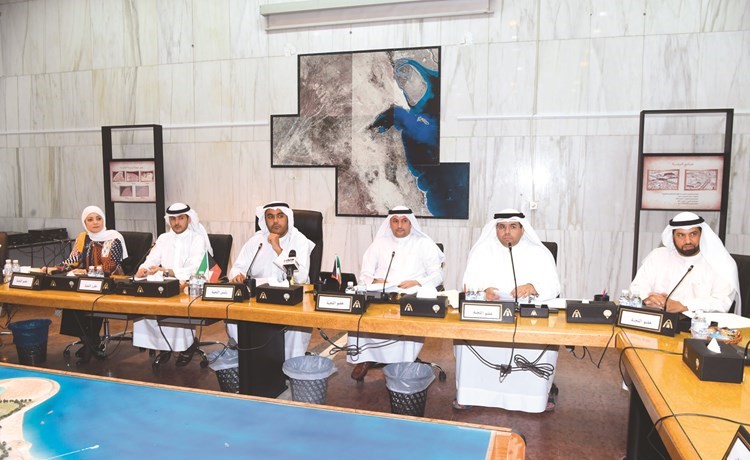 عبدالعزيز المعجل مترئسا اجتماع اللجنة الفنية بحضور الأعضاء م. عبدالسلام الرندي وحمود العنزي وفهيد المويزري ﻿﻿وحمد المدلج وم. مها البغلي	 			 	(محمد هاشم)﻿