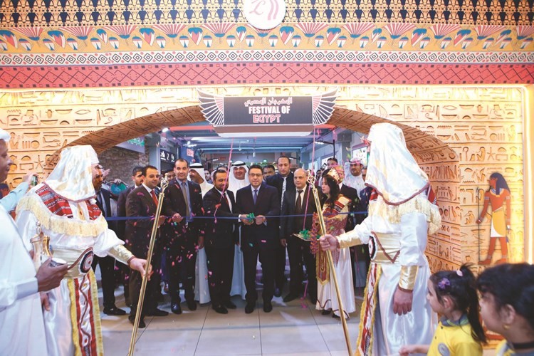 السفير طارق القوني يقص شريط افتتاح مهرجان أفضل ما في مصر ﻿