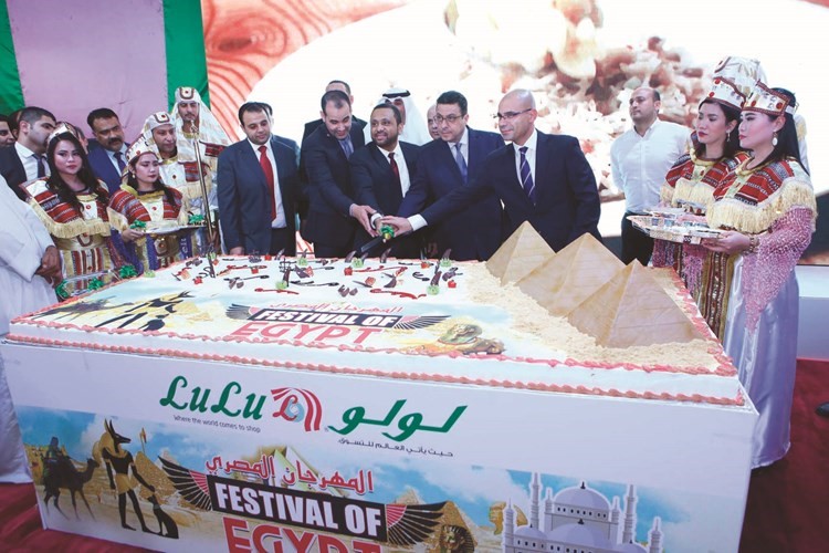 مشاركة بقطع كيكة الحفل في لولو هايبر ماركت﻿