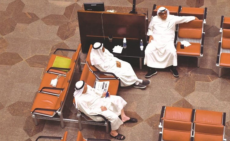 حالة من الترقب تسيطر على المتداولين في قاعة التداول بالبورصة أمس	 (متين غوزال)﻿