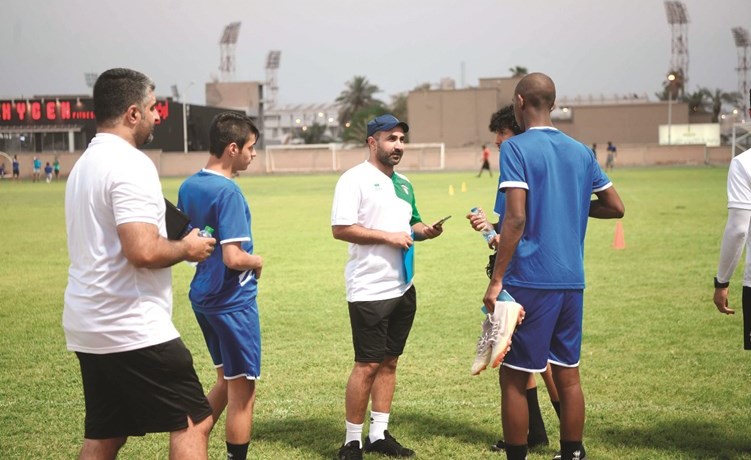 الجهاز الإداري يطمئن على الظروف الخاصة للاعبي الأزرق قبل أحد التدريبات﻿