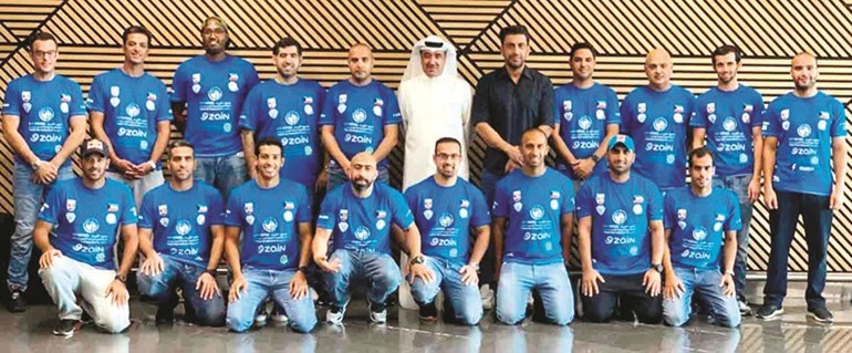 المنتخب الوطني للدراجات المائية خلال مغادرته الكويت يتوسطه الفودري ودشتي﻿
