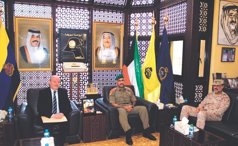 الفريق الركن محمد الخضر مستقبلا السفير الجزائري﻿