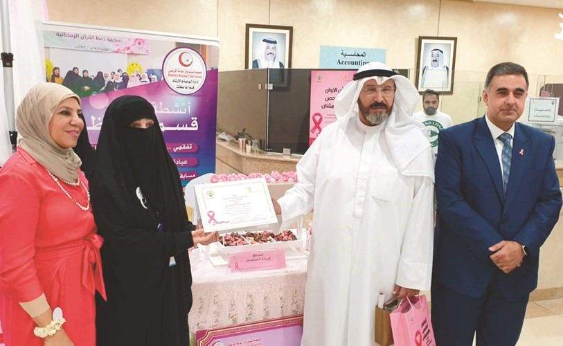  د.مصعب الصالح ود.علي الموسوي خلال تكريم إحدى المشاركات في الأنشطة التوعوية﻿