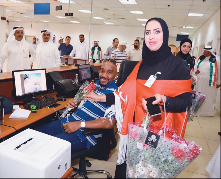 توزيع الورود والحلوى على العاملين في مكاتب الوزارات المتواجدة ببرج التحرير	 (زين علام)