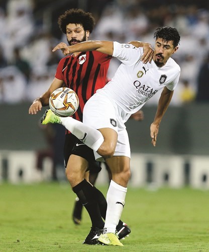 لاعب السد بغداد يستخلص الكرة من لاعب الريان عبدالمقصود﻿