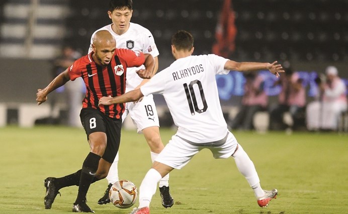 لاعب الريان براهيمي يمر من لاعب السد الهيدوس﻿